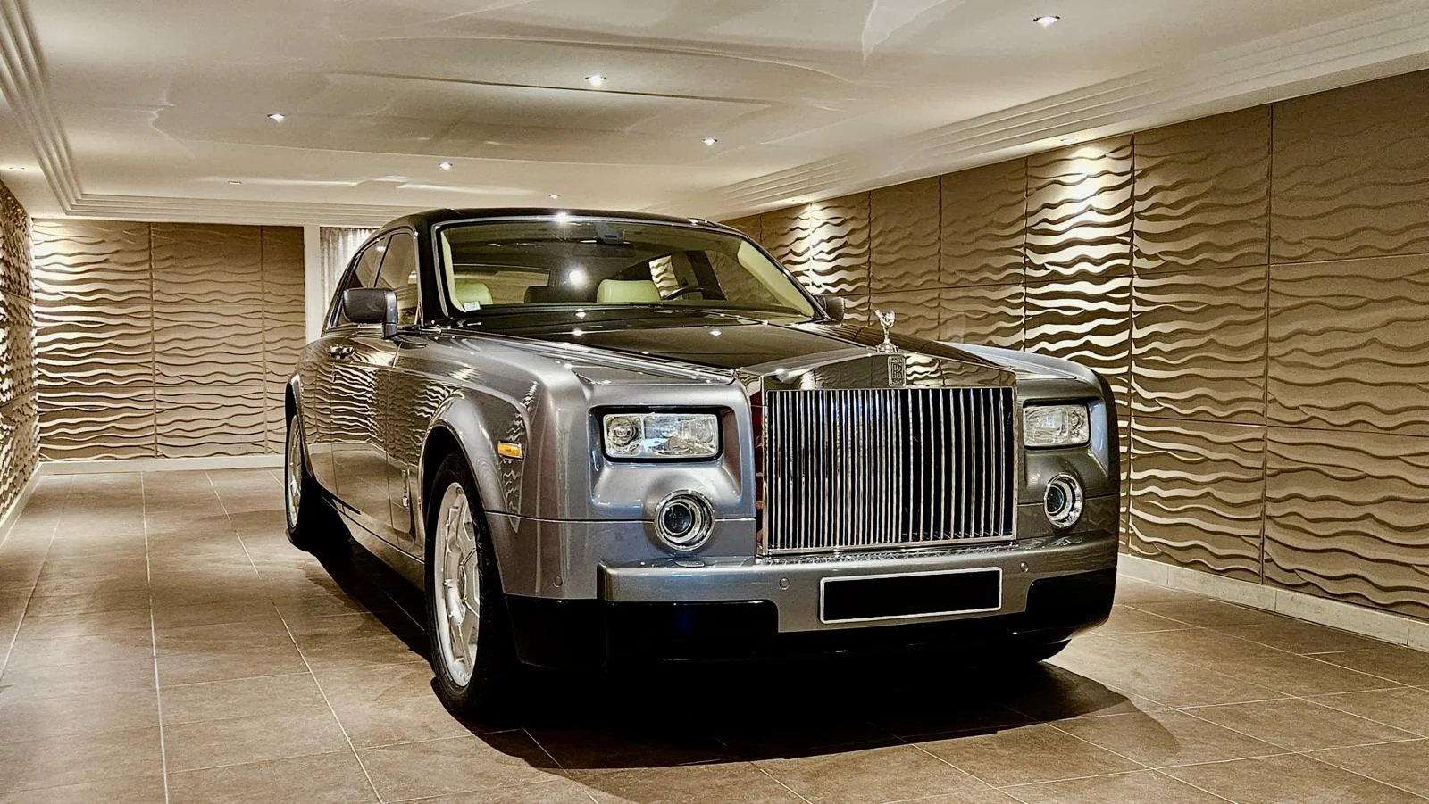 Rolls-Royce Phantom VII Configuation "Theatre"
